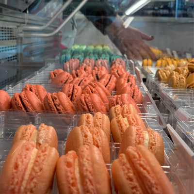 Le macaron display case