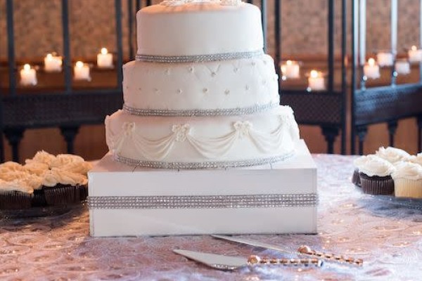 Image file Lake-Lyndsey-Cake_372B3B7A-5056-A36A-09EA381F5BFEB026-372b3a955056a36_372b3be3-5056-a36a-09c819720e2518cb.jpg