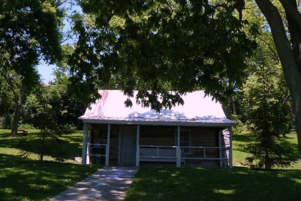 Image file Monroe-log-cabin-1-1-_fb203829-5056-a36a-09ea8d137e1c5bba.jpg