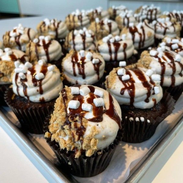 Image file Luke-s-Custom-Cakes-cupcakes_278941CC-5056-A36A-09006E216F104CAA-27893f365056a36_278951a9-5056-a36a-090facee2e794f6f.jpg