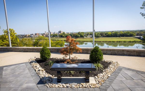 Image file veteransmemorialhamilton_E1E3DE6C-022F-997B-0C88F0A8070DEE79-e1e3dd8da93bd0b_e1e3e605-aca7-f6c9-d2ecdd3a7d64cada.jpg